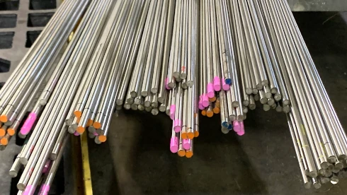 Heat resistant alloys link, image of multiple small heat resistant alloy round bars separated by color coding sitting on a cart.